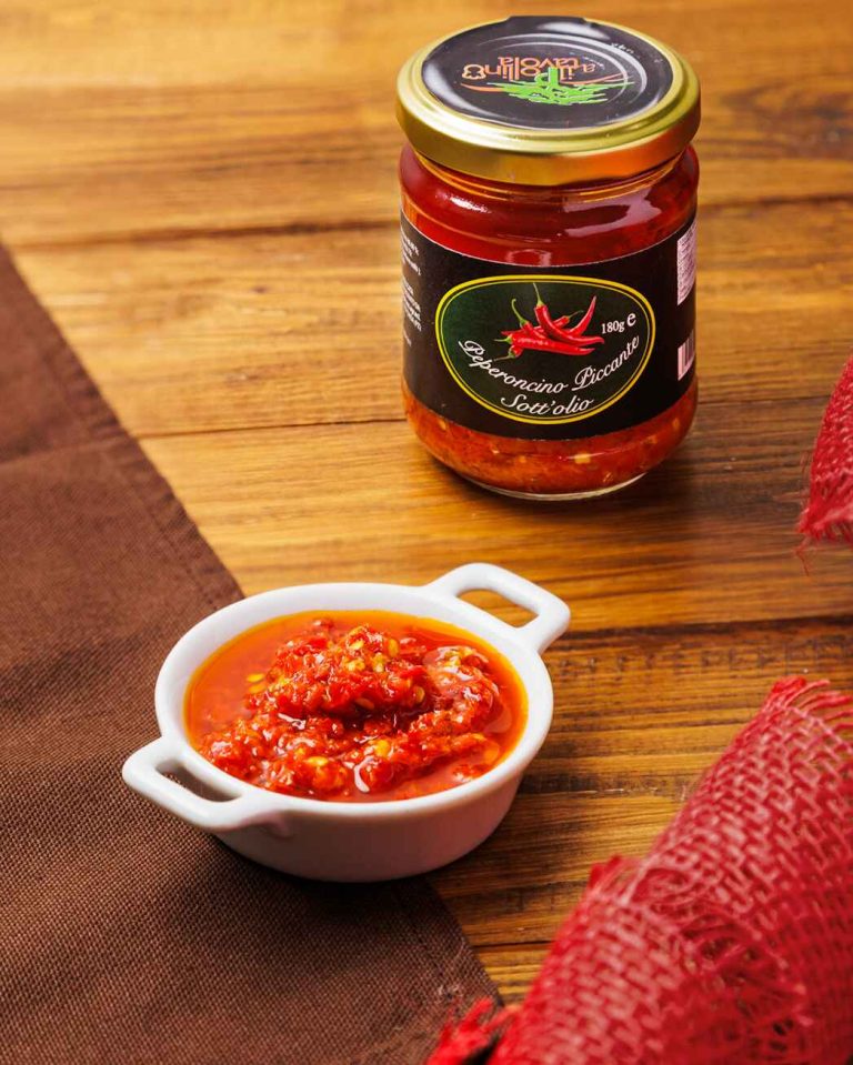 La Crema di Peperoncino Piccante della Basilicata cattura l'essenza ardente del sole lucano.
