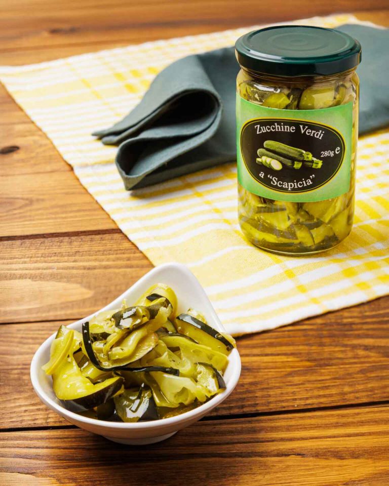 Nella tradizione lucana, le zucchine a scapicia sono un contorno estivo che cattura l'essenza del sole